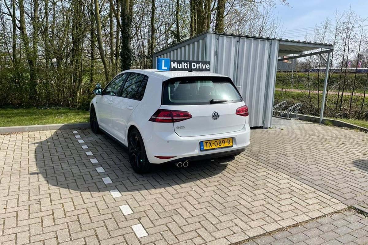 Ladies only: 10 rijlessen + praktijkexamen bij Multi Drive