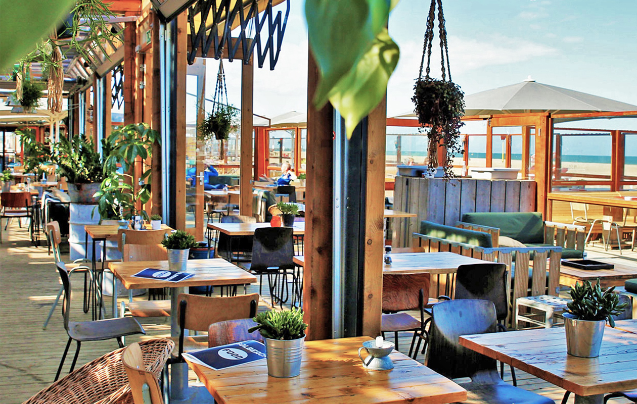 Bereid je eigen maaltijd op de BBQ aan tafel bij Solbeach Scheveningen