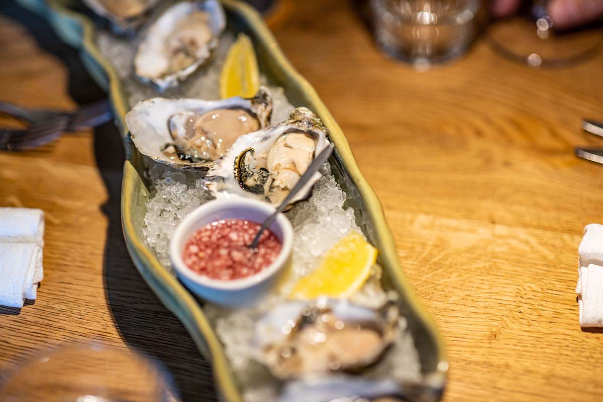 Twee gerechten + side naar keuze bij Merlin Seafood Bar