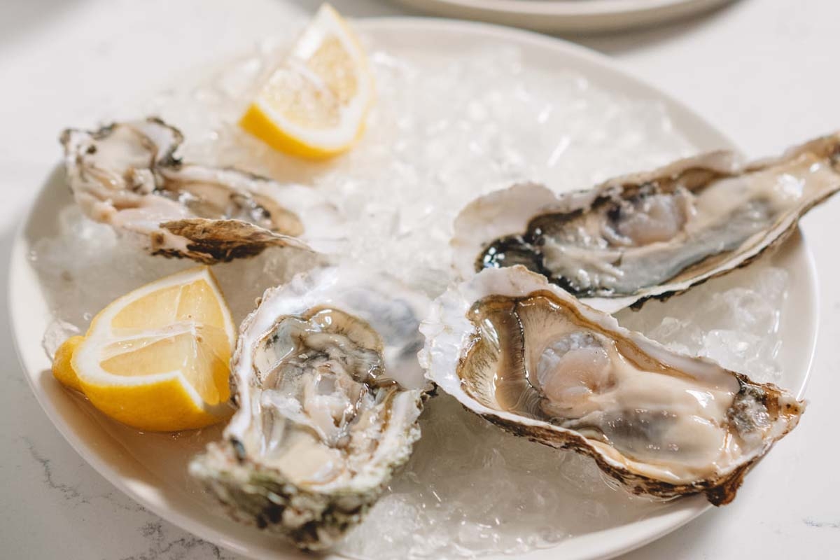 Twee gerechten + side naar keuze bij Merlin Seafood Bar