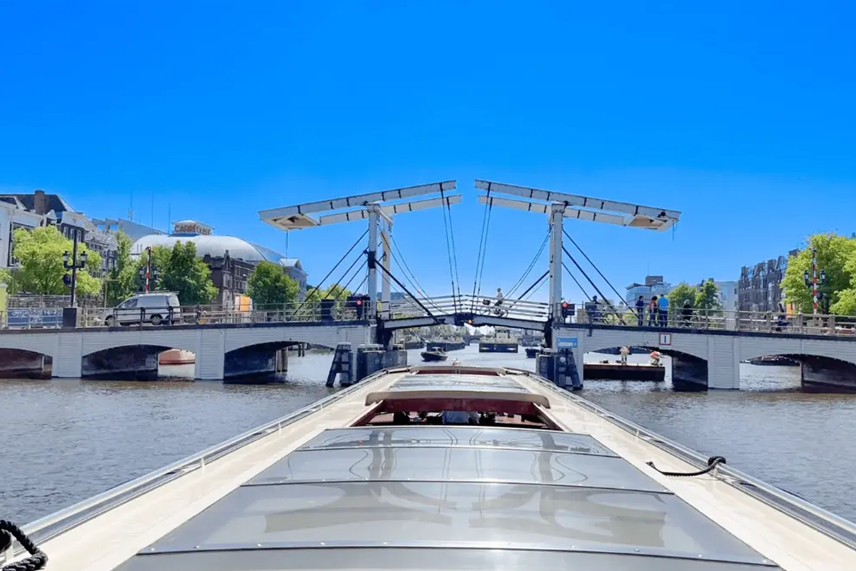 2-gangen keuzediner bij SmaaQt + rondvaart Amsterdam