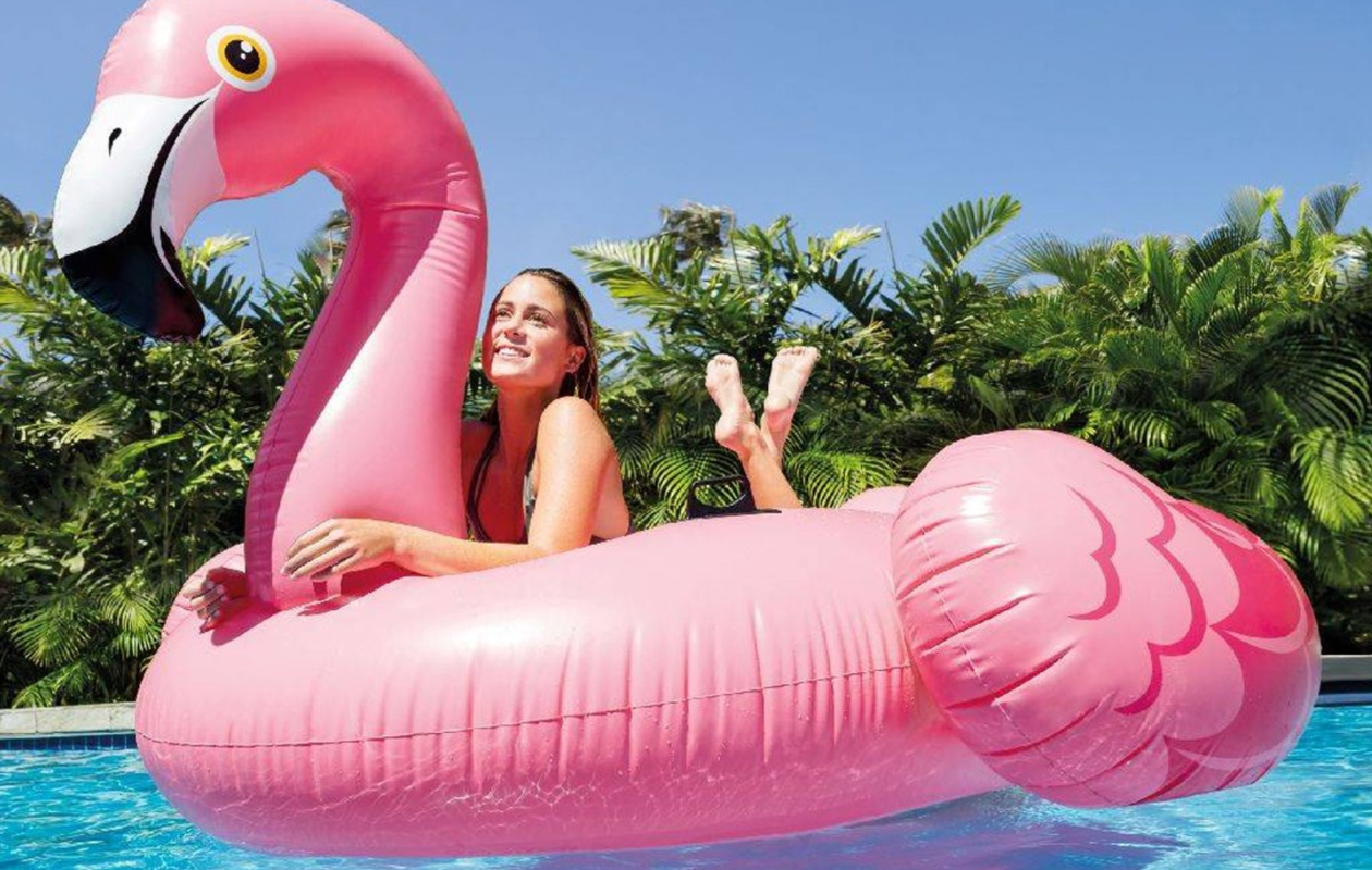 Dobber heerlijk rond op deze mega opblaasbare flamingo en steel de show!