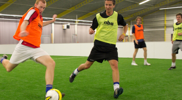 Speel met je vrienden een fanatiek potje voetbal bij Breda Indoor Soccer