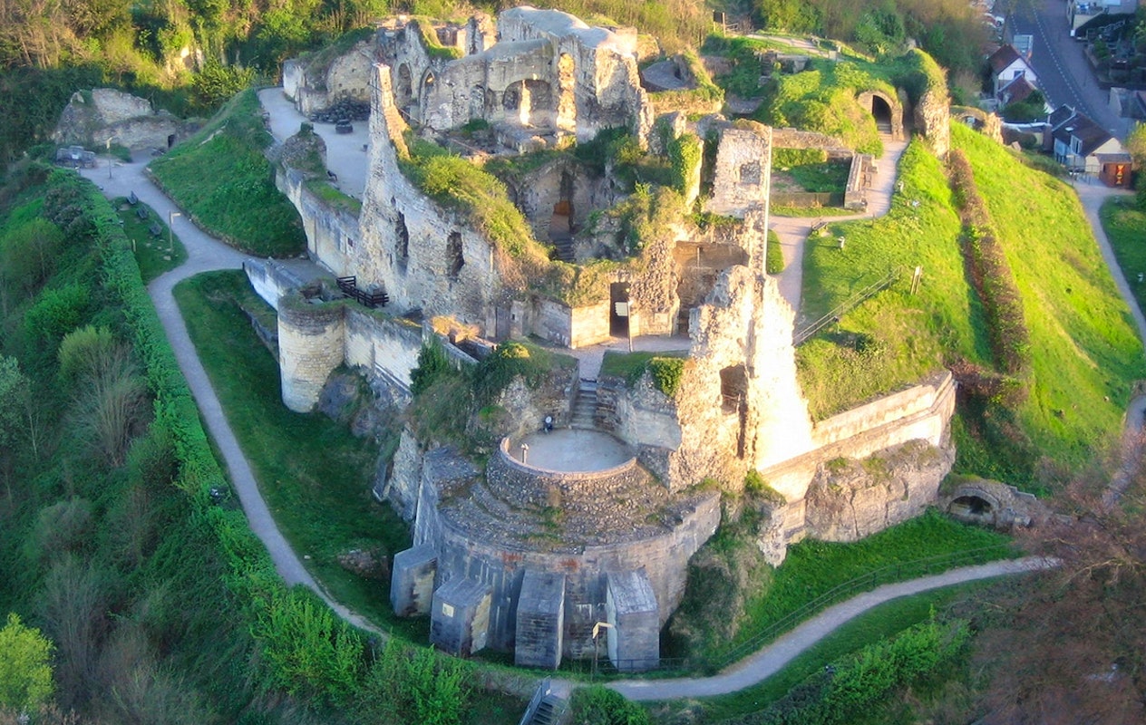 Entrée Ruines du Château + Marché de Noël Grotte de Velours