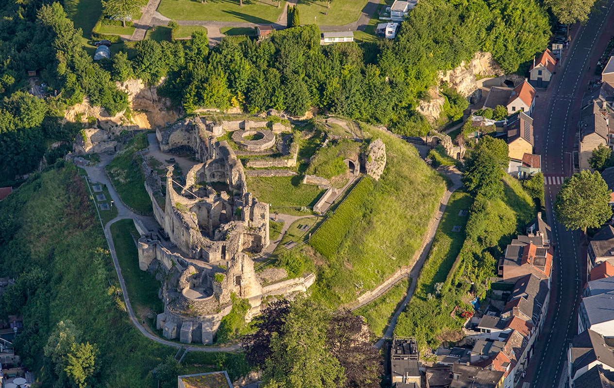 Entrée Ruines du Château + Marché de Noël Grotte de Velours