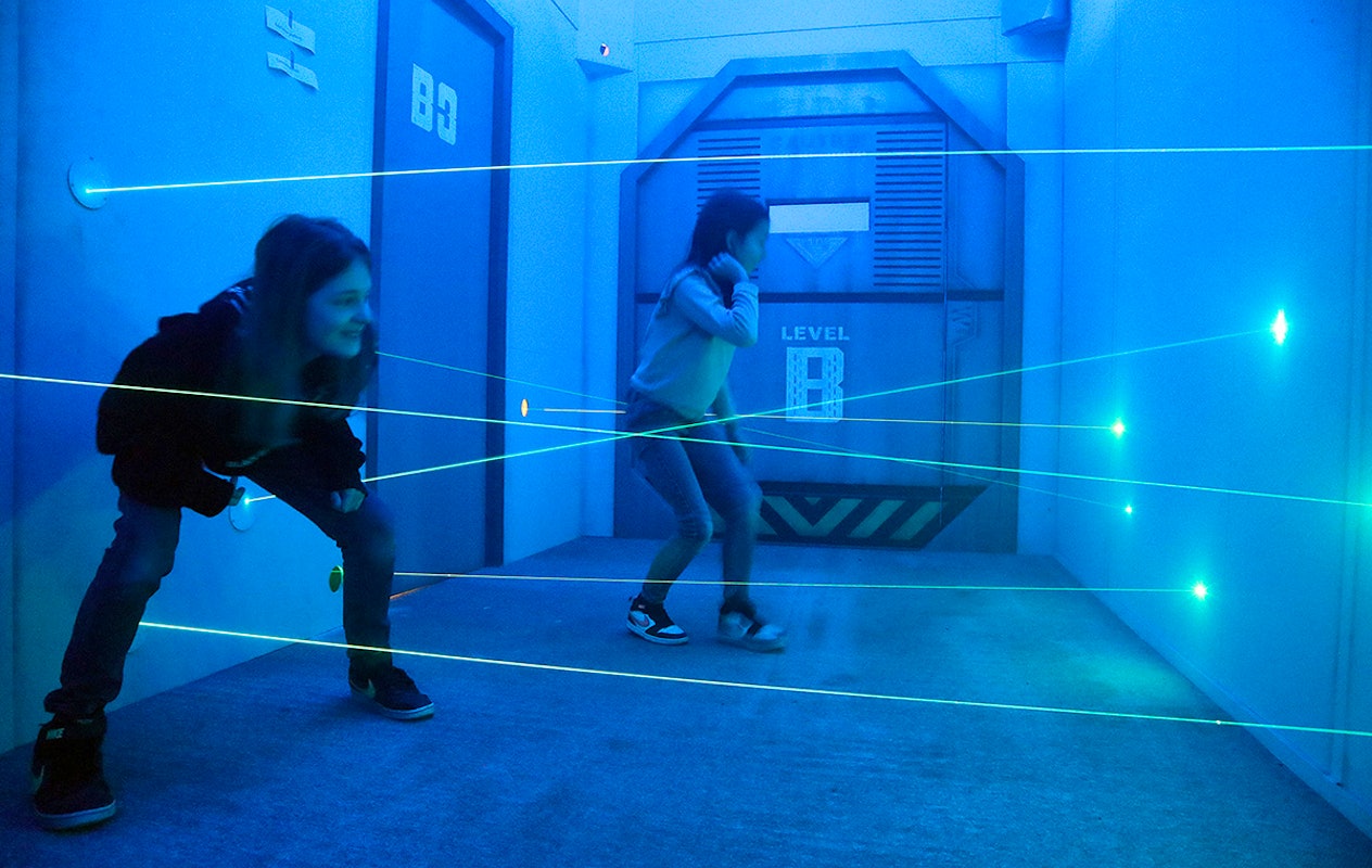 1,5 uur Lazer Maze + friet bij Unit 13