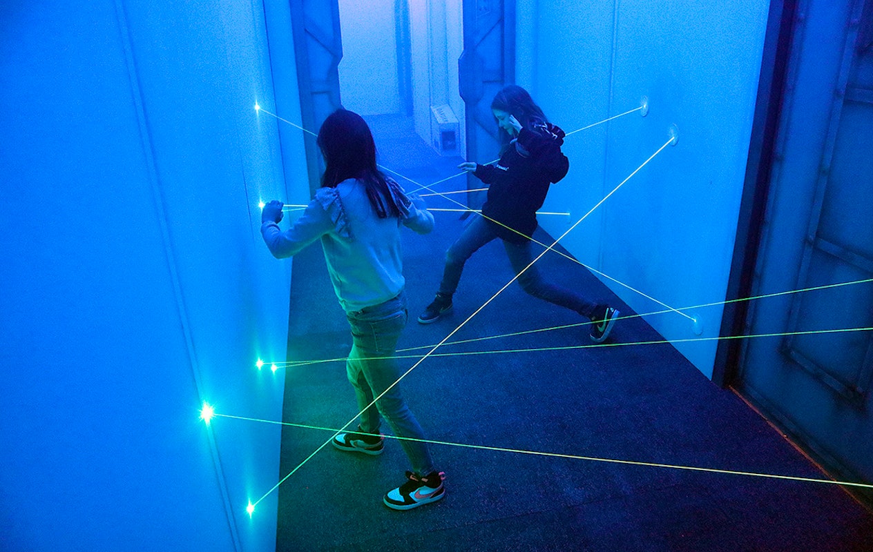 1,5 uur Lazer Maze + friet bij Unit 13
