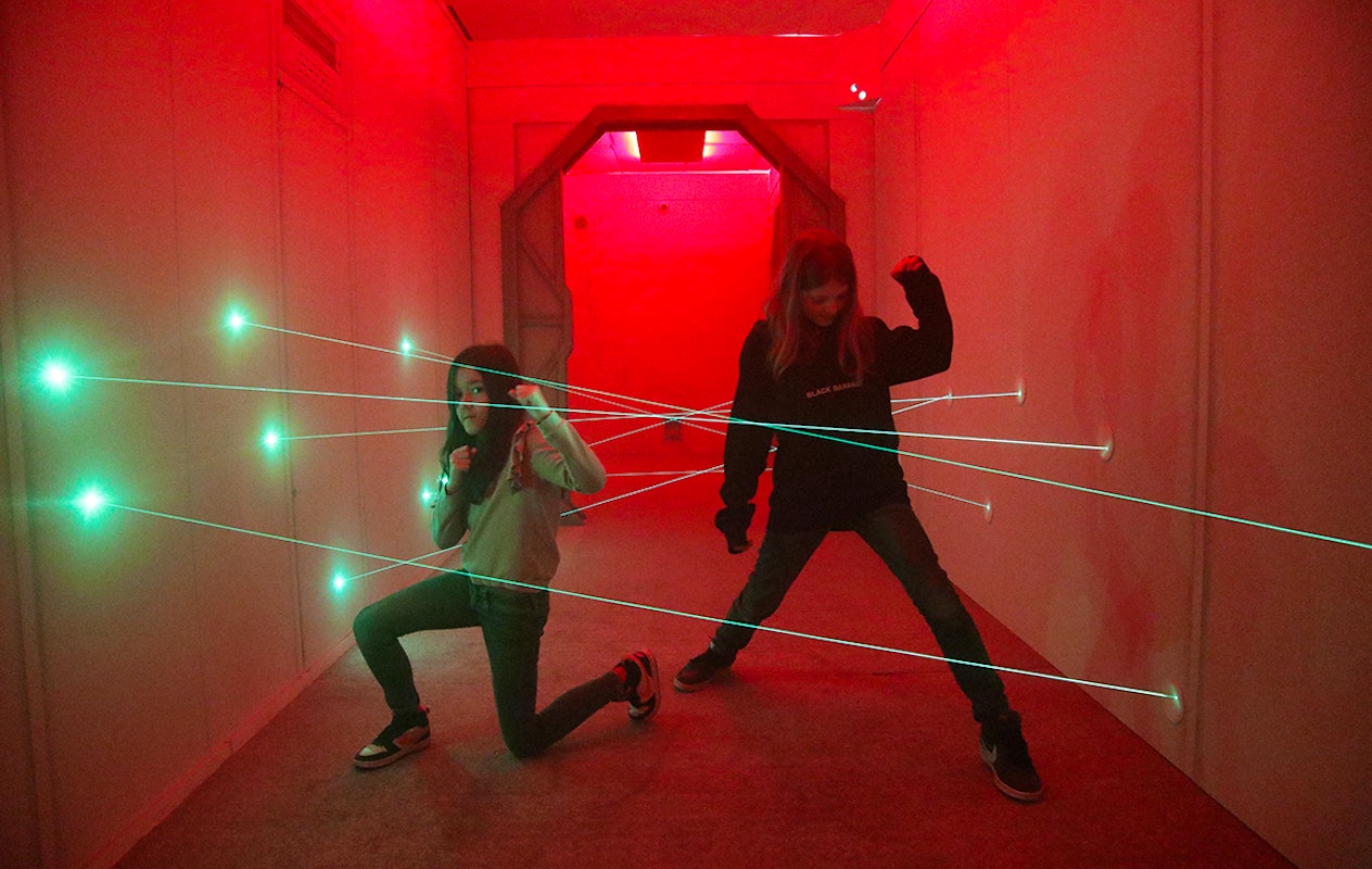 1,5 uur Lazer Maze + friet bij Unit 13