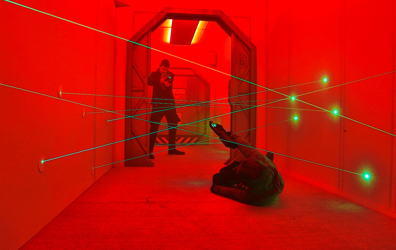 1,5 uur Lazer Maze + friet bij Unit 13