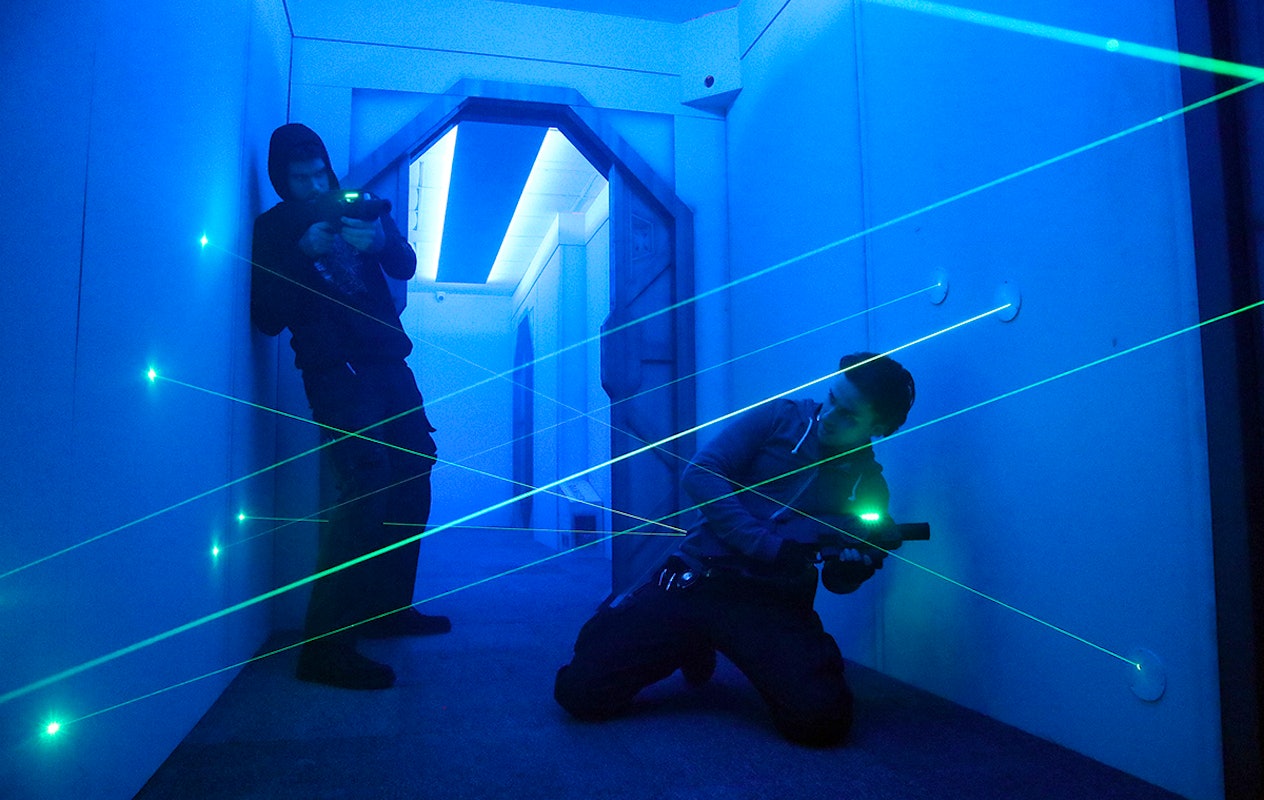 1,5 uur Lazer Maze + friet bij Unit 13