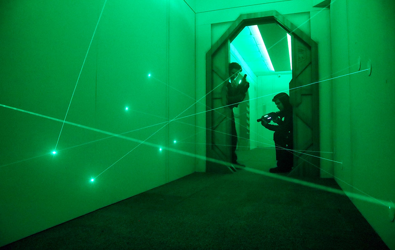 1,5 uur Lazer Maze + friet bij Unit 13