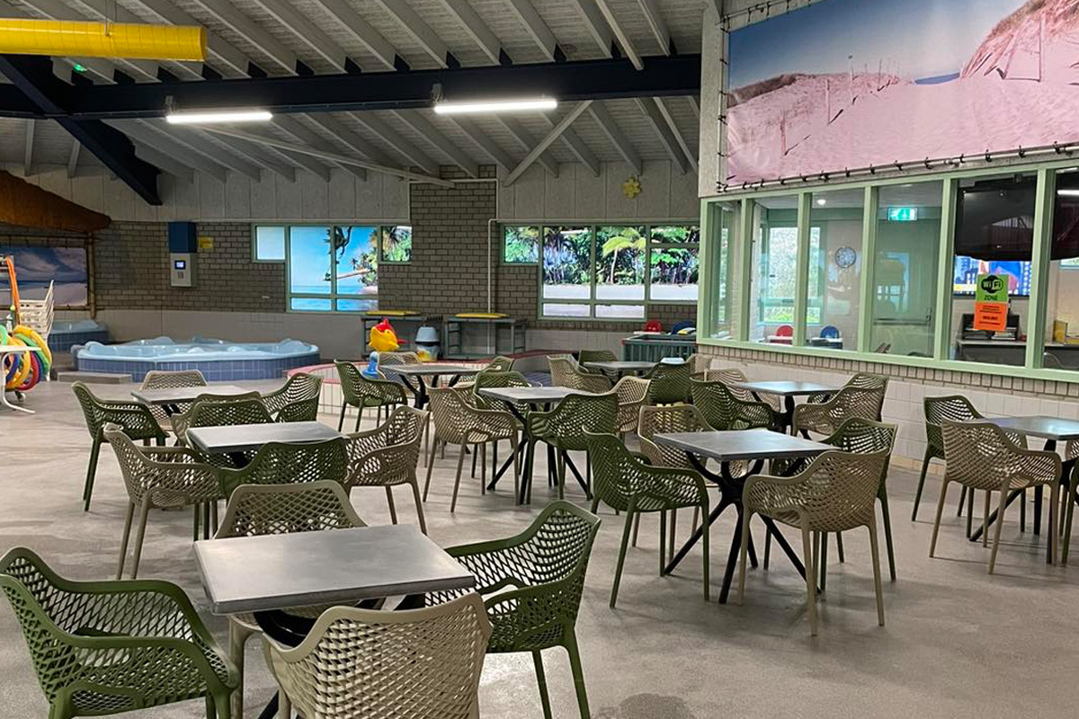 Entree subtropisch zwembad Aqualaren + friet met saus