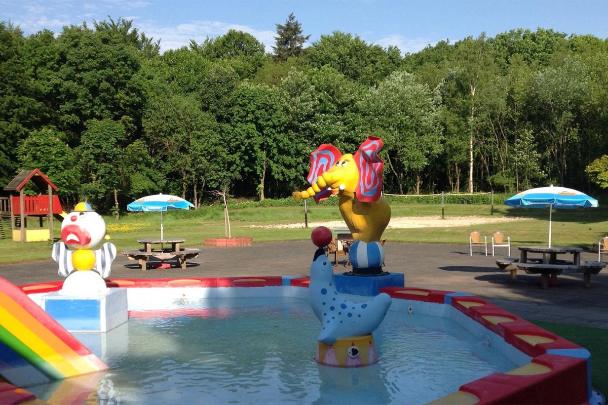 Entree subtropisch zwembad Aqualaren + friet met saus