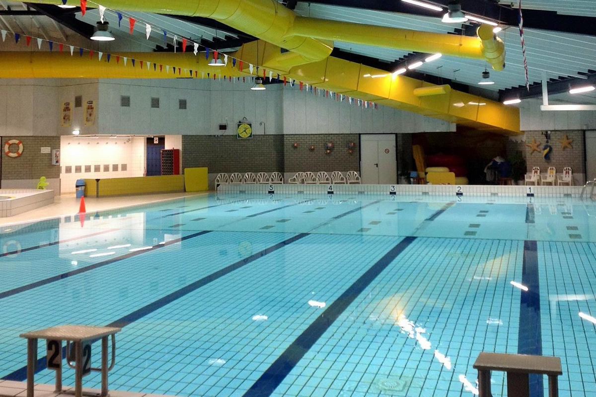 Entree subtropisch zwembad Aqualaren + friet met saus