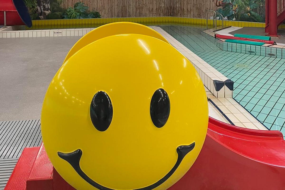 Entree subtropisch zwembad Aqualaren + friet met saus