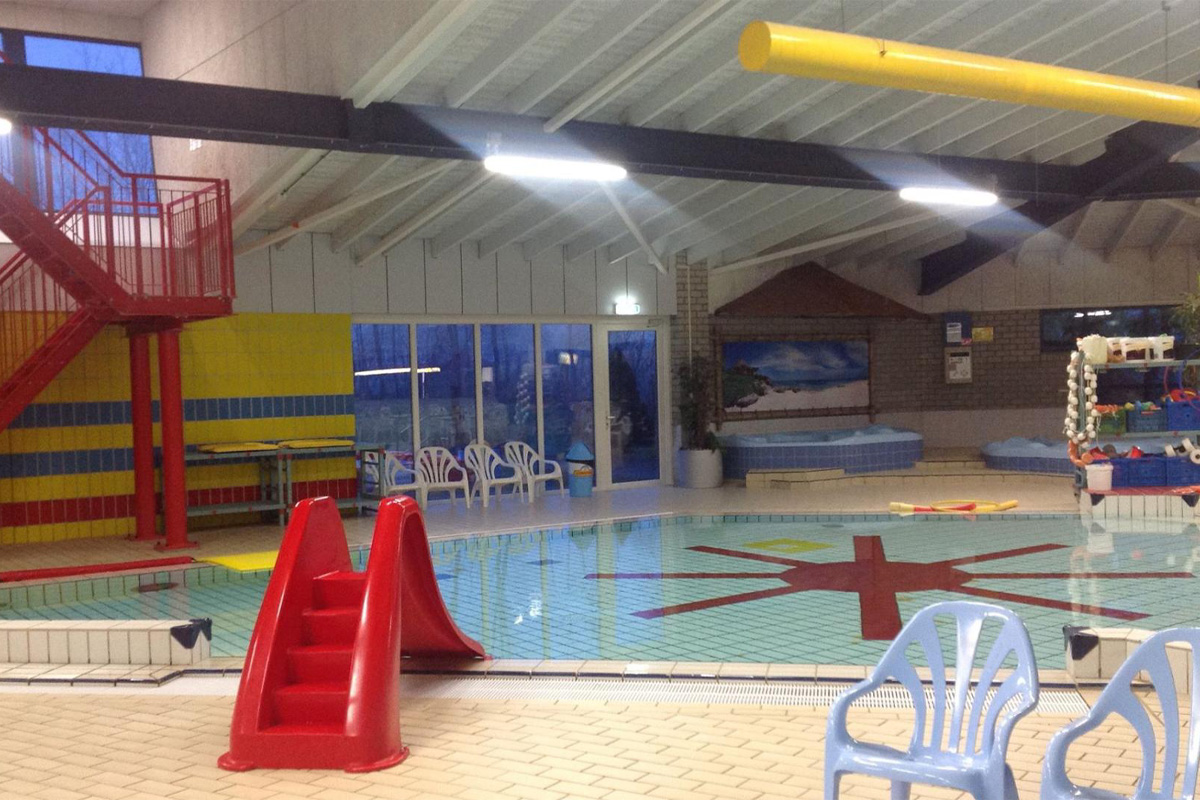 Entree subtropisch zwembad Aqualaren + friet met saus