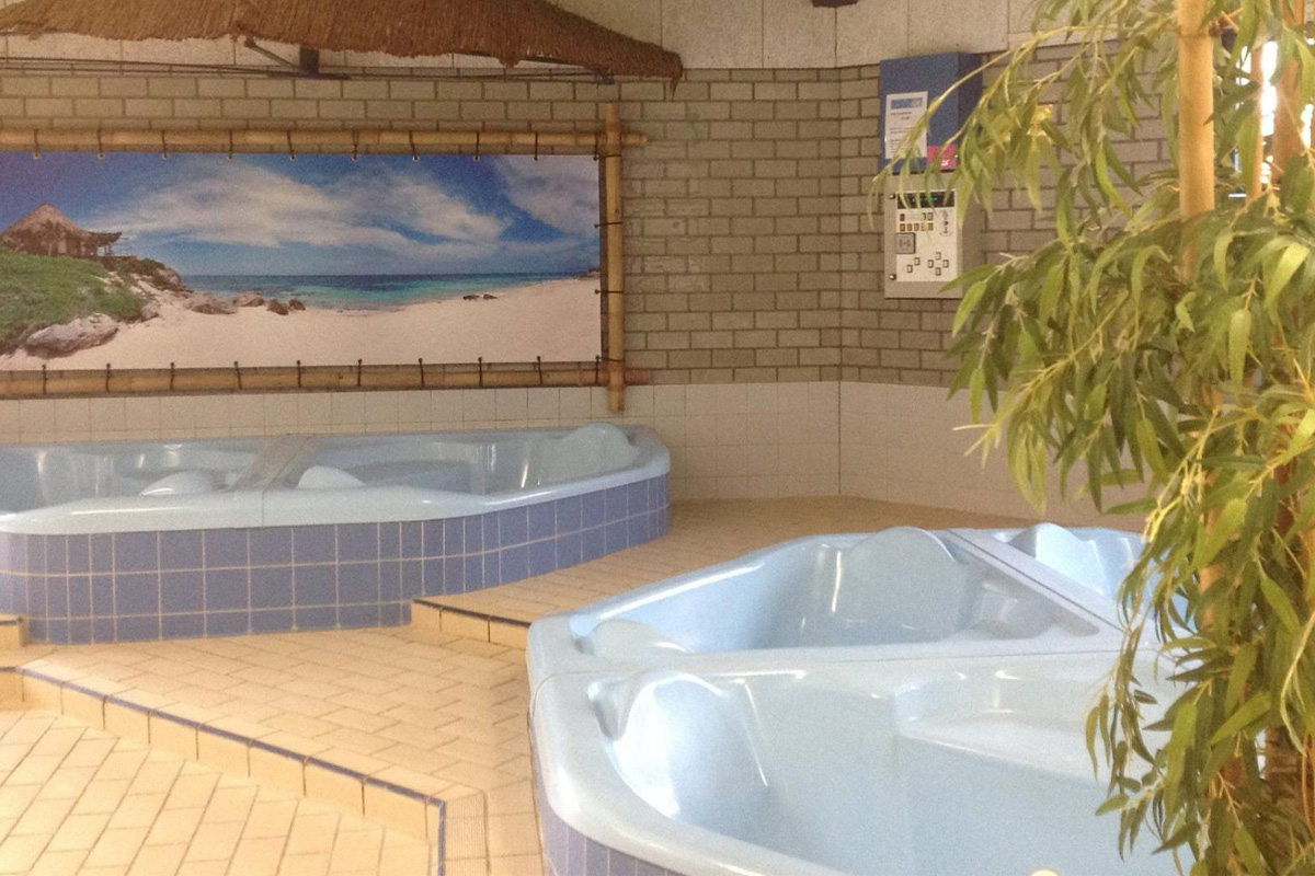 Entree subtropisch zwembad Aqualaren + friet met saus