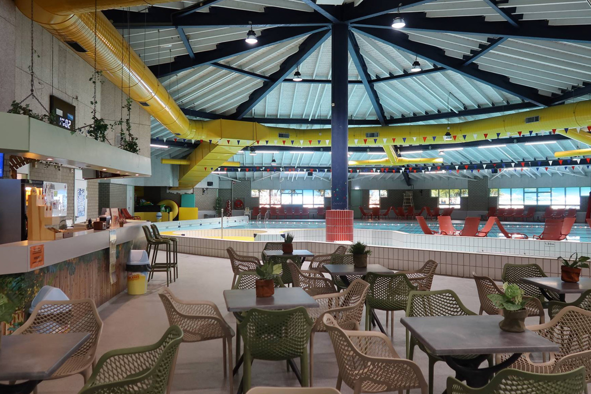 Entree subtropisch zwembad Aqualaren + friet met saus