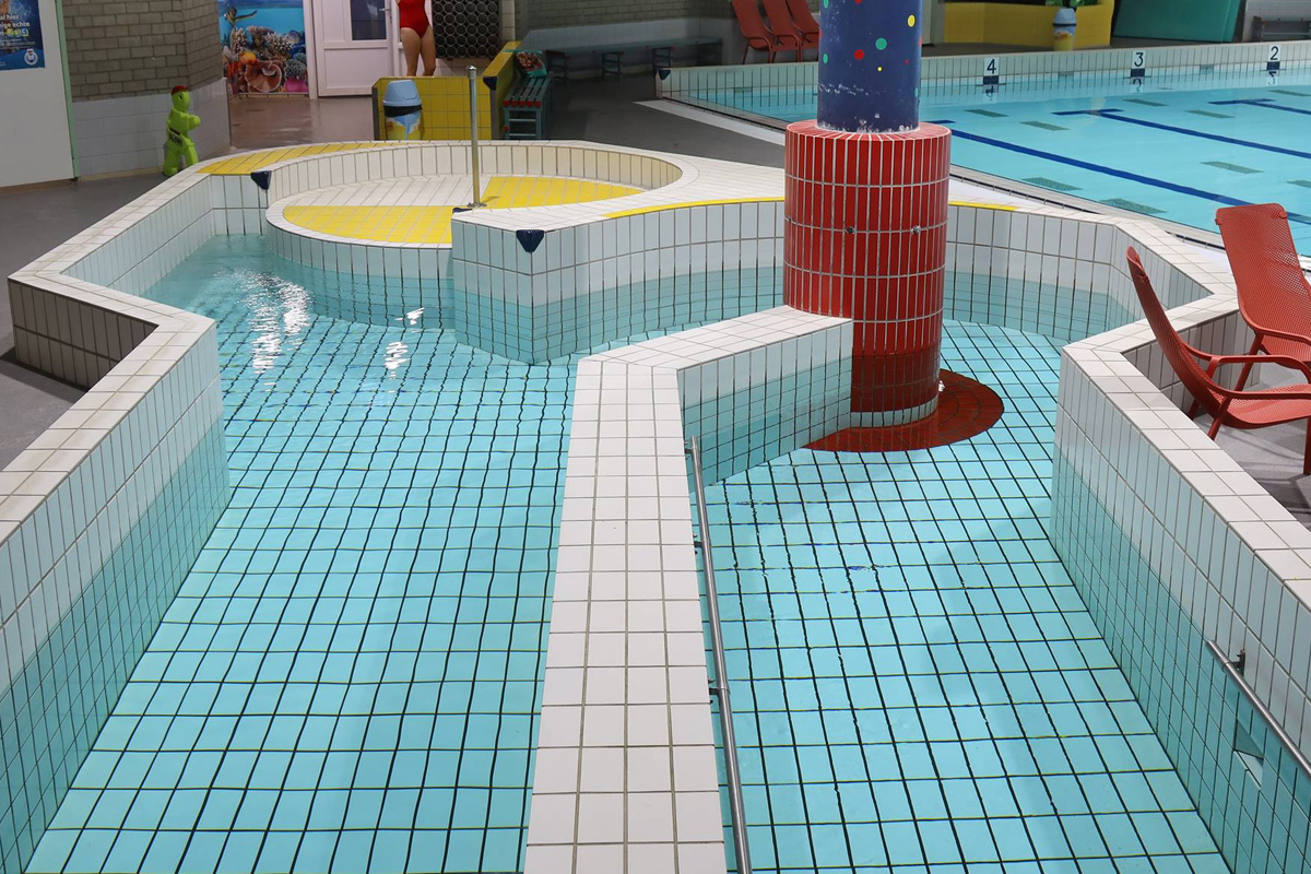 Entree subtropisch zwembad Aqualaren + friet met saus