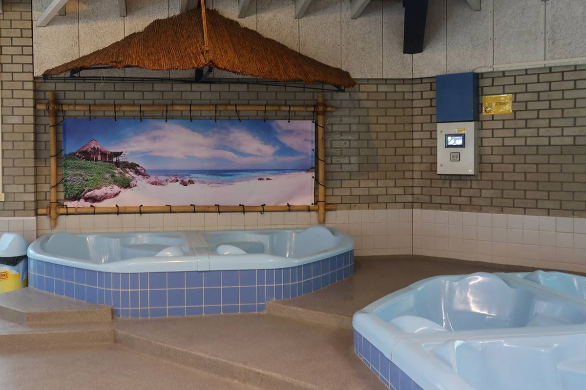 Entree subtropisch zwembad Aqualaren + friet met saus