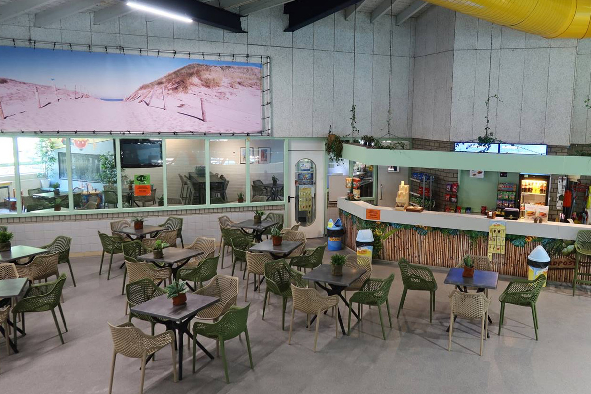 Entree subtropisch zwembad Aqualaren + friet met saus