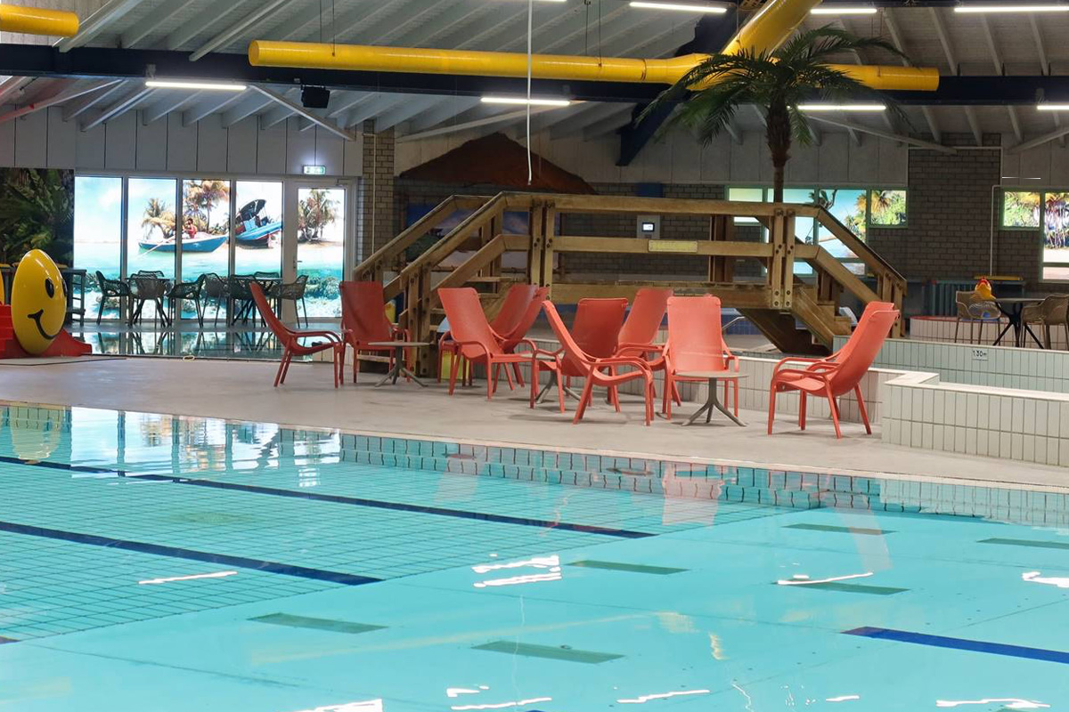 Entree subtropisch zwembad Aqualaren + friet met saus