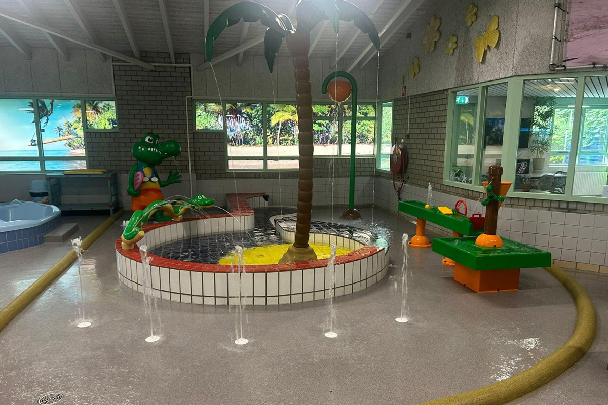 Entree subtropisch zwembad Aqualaren + friet met saus