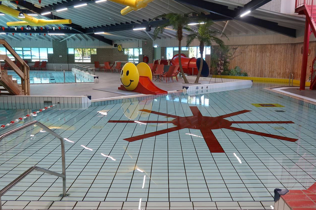 Entree subtropisch zwembad Aqualaren + friet met saus