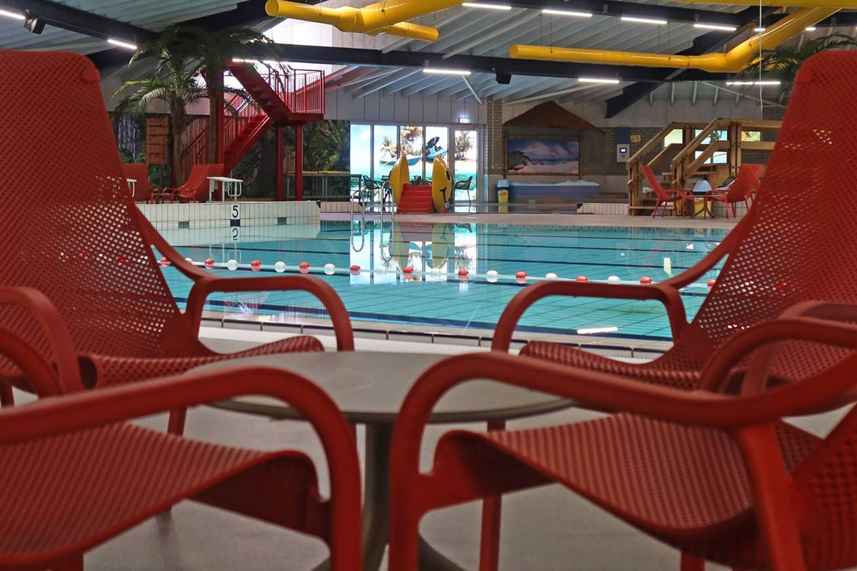 Entree subtropisch zwembad Aqualaren + friet met saus