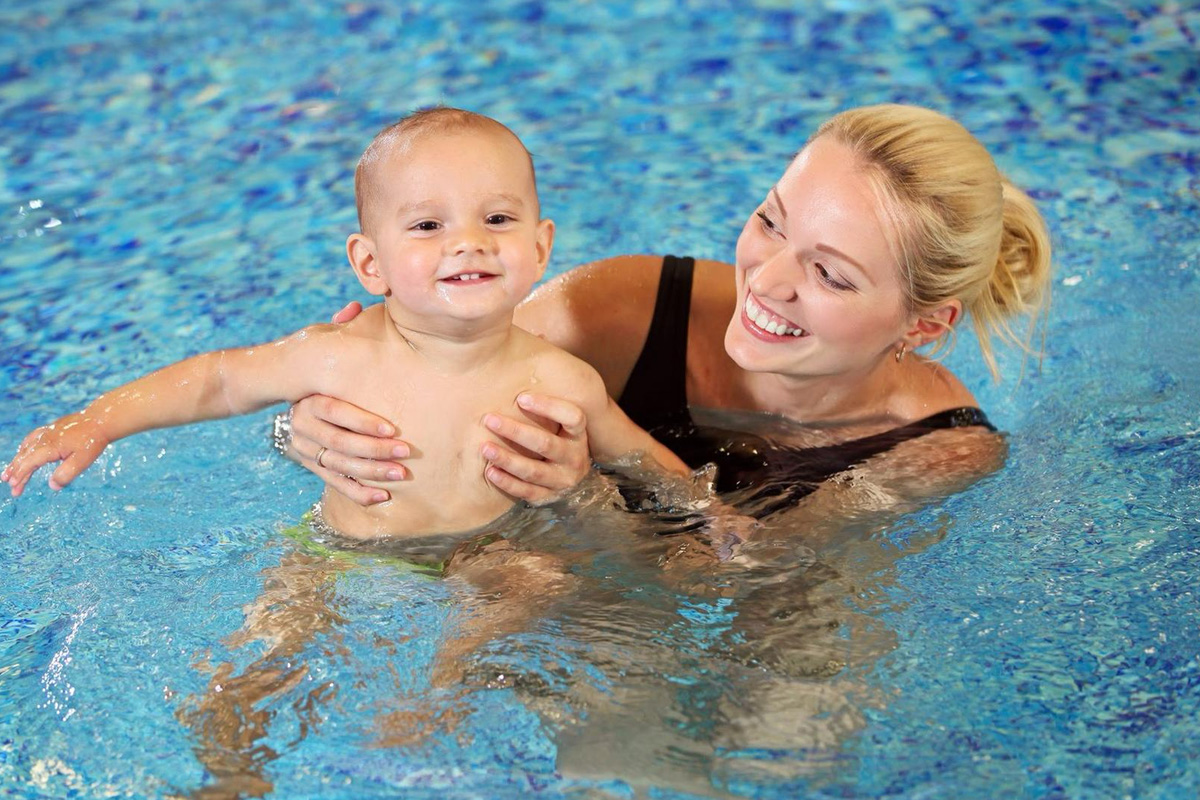Entree subtropisch zwembad Aqualaren + friet met saus