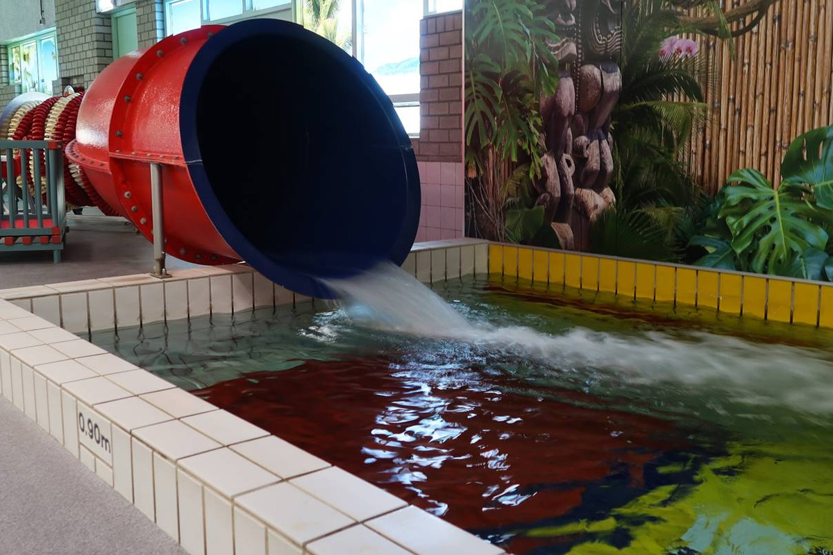 Entree subtropisch zwembad Aqualaren + friet met saus