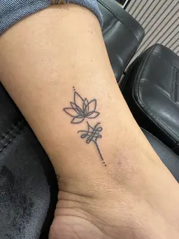 Fineline tattoo bij Tattoo by Tess (4 - 6 cm)