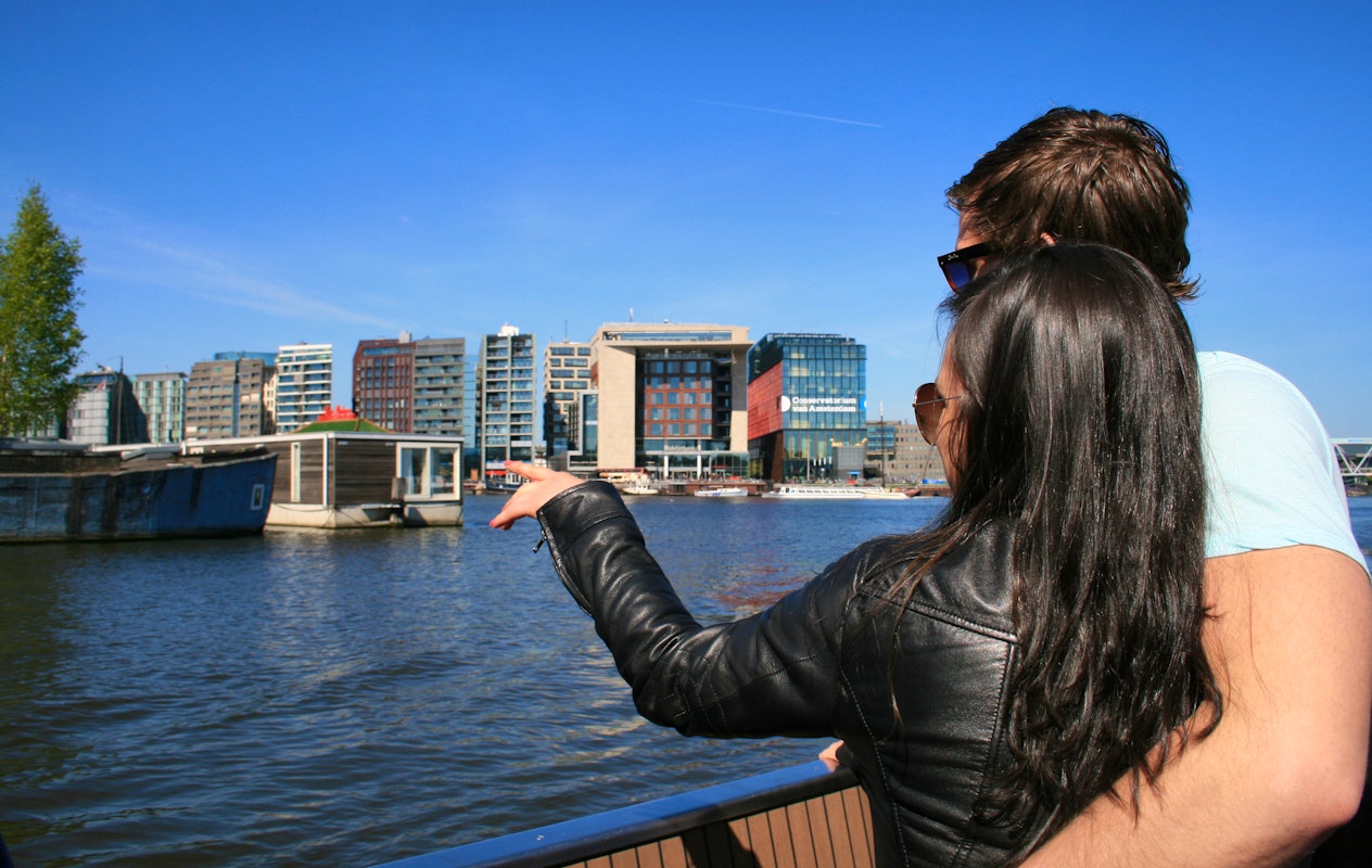 Beleef Amsterdam Noord vanaf het water tijdens een rondvaart met Blue Boat