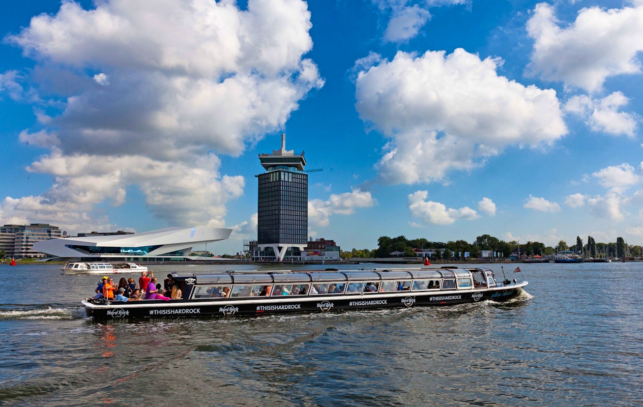 Beleef Amsterdam Noord vanaf het water tijdens een rondvaart met Blue Boat