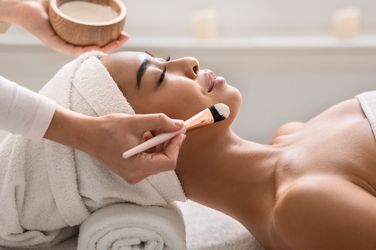 Gezichtsbehandeling + evt. wenkbrauwbehandeling