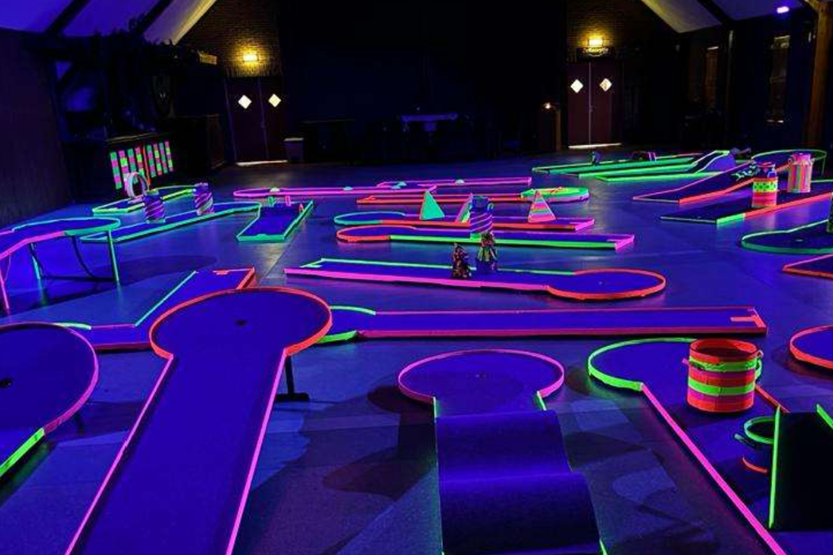 Glow in the dark midgetgolf of curling bij Landgoed Zwartemeer