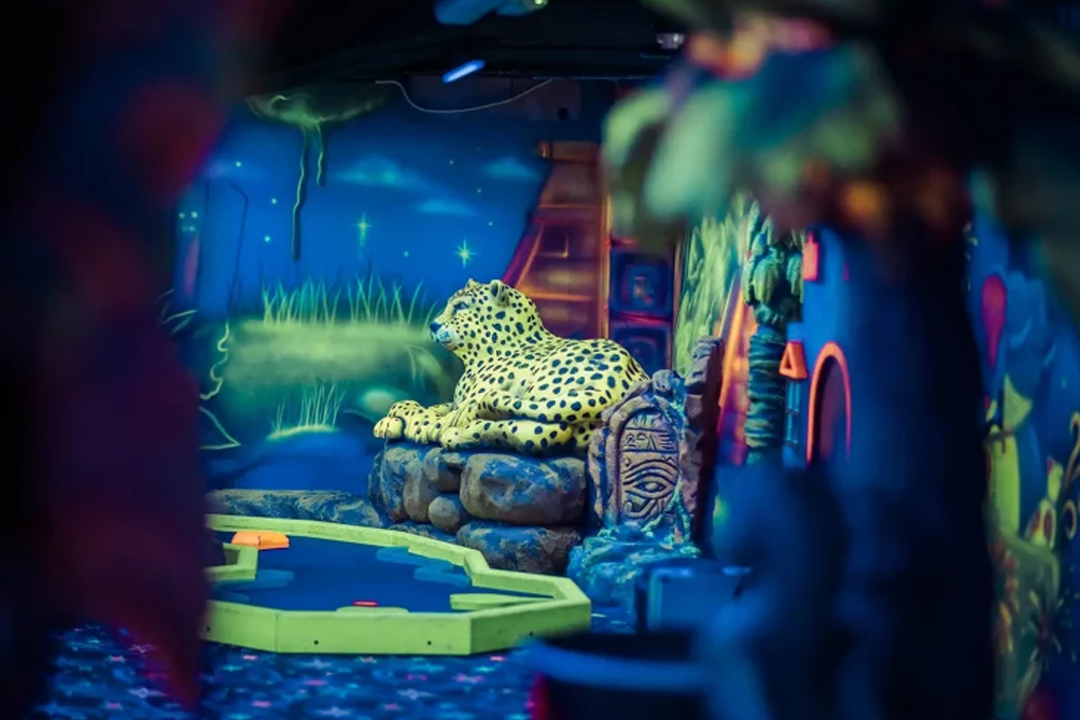 Glow in the Dark Minigolf bij Bowlmore Dordrecht