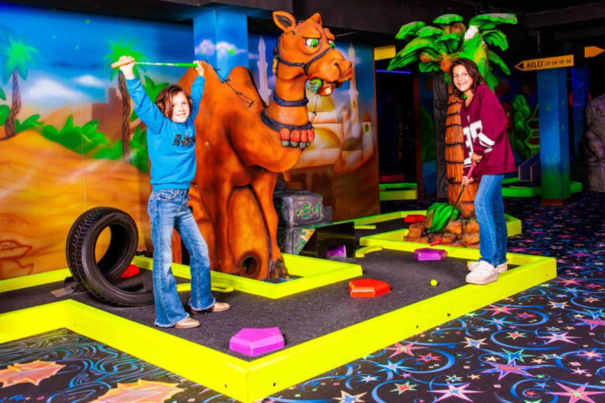 Glow in the Dark Minigolf bij Bowlmore Dordrecht