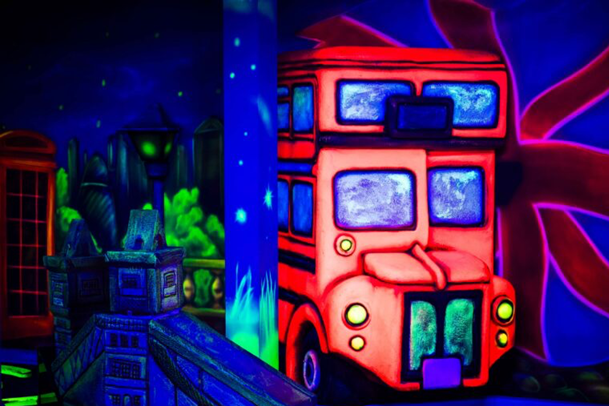 Glow in the Dark Minigolf bij Bowlmore Dordrecht