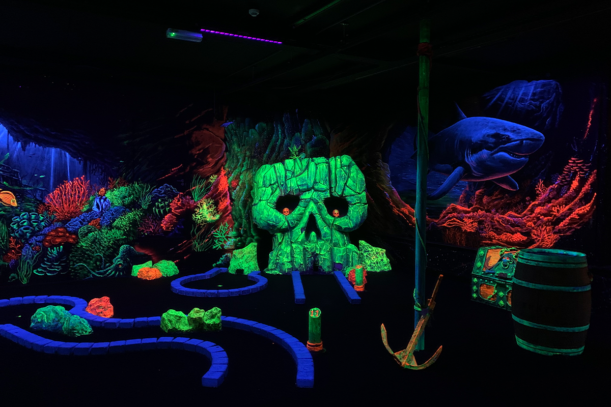 Glow Minigolf bij Aloha in Amsterdam