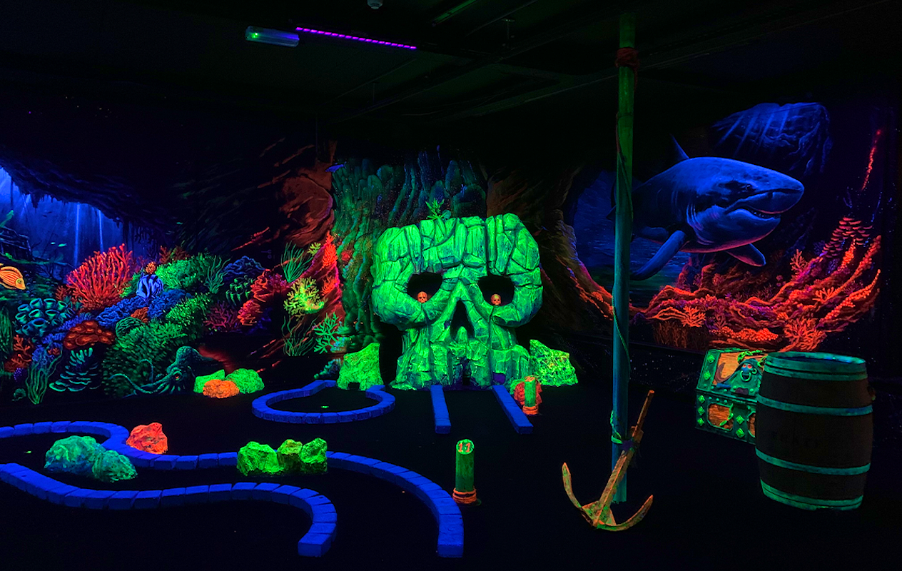 Glow Minigolf bij Aloha in Amsterdam