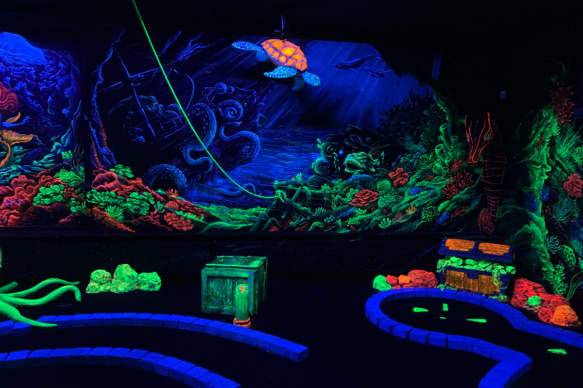 Glow Minigolf bij Aloha in Amsterdam