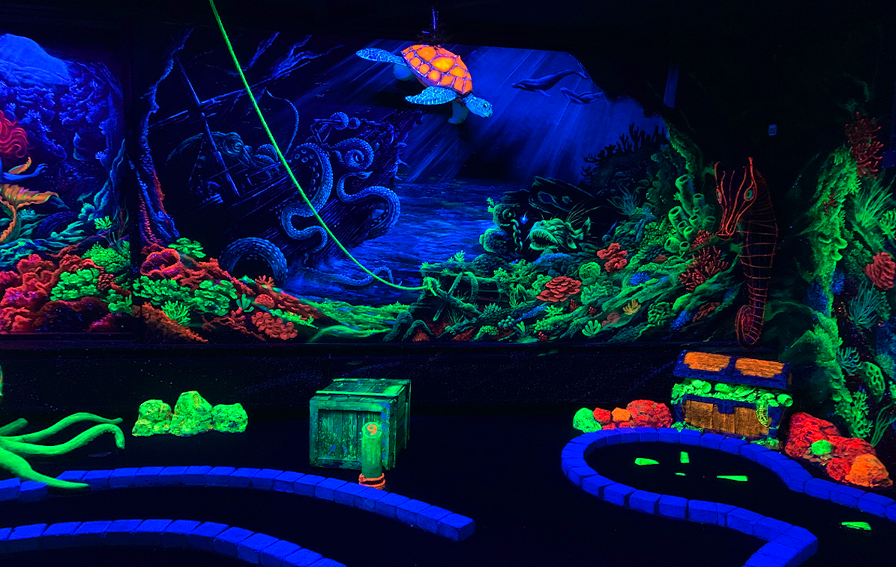 Glow Minigolf bij Aloha in Amsterdam