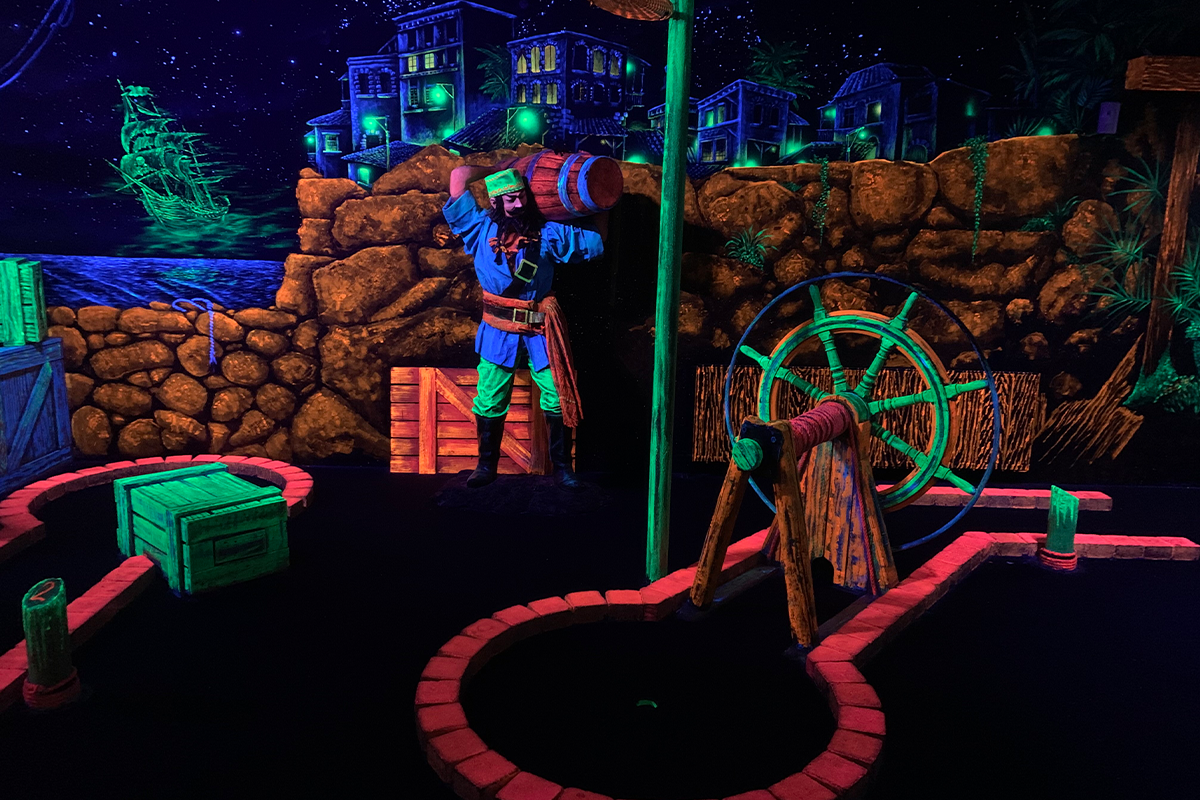 Glow Minigolf bij Aloha in Amsterdam