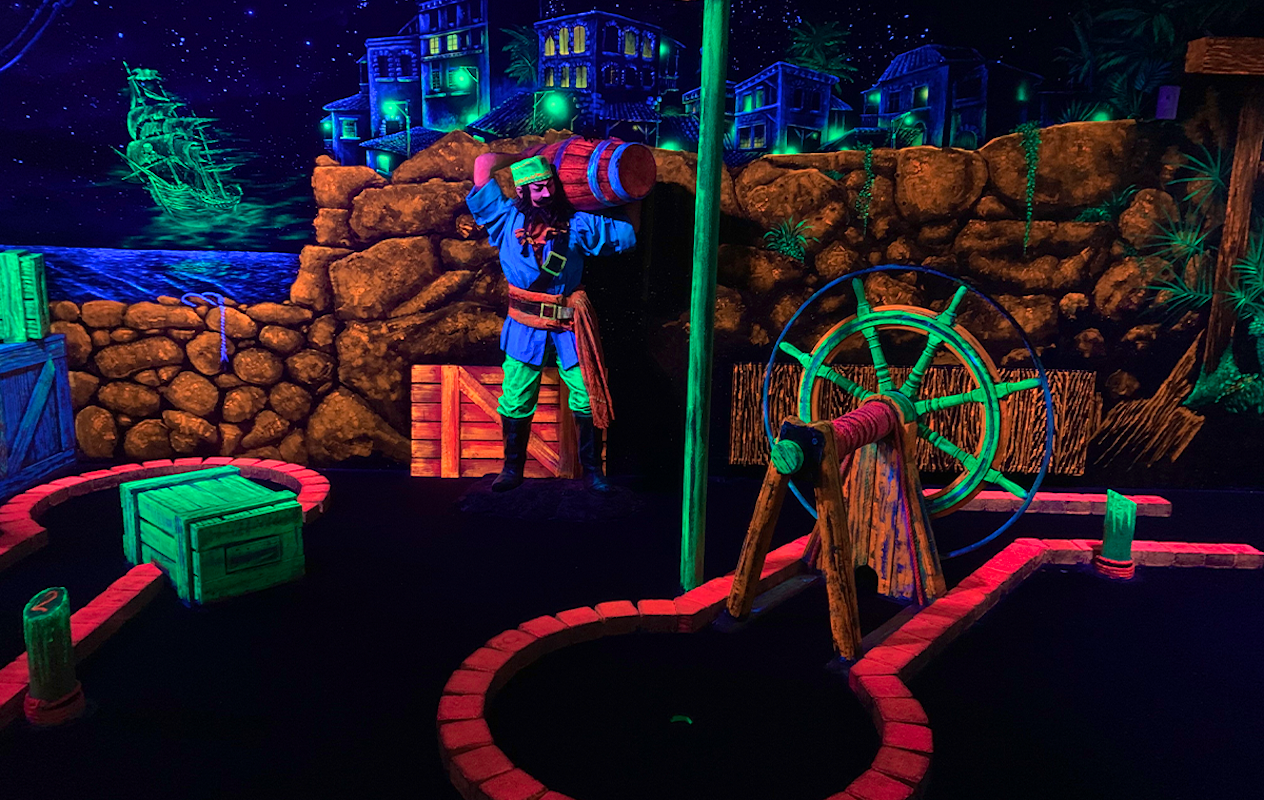 Glow Minigolf bij Aloha in Amsterdam