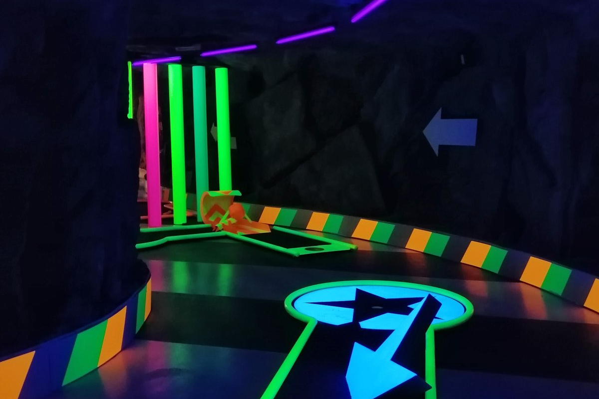 Glow minigolf bij Sportiom