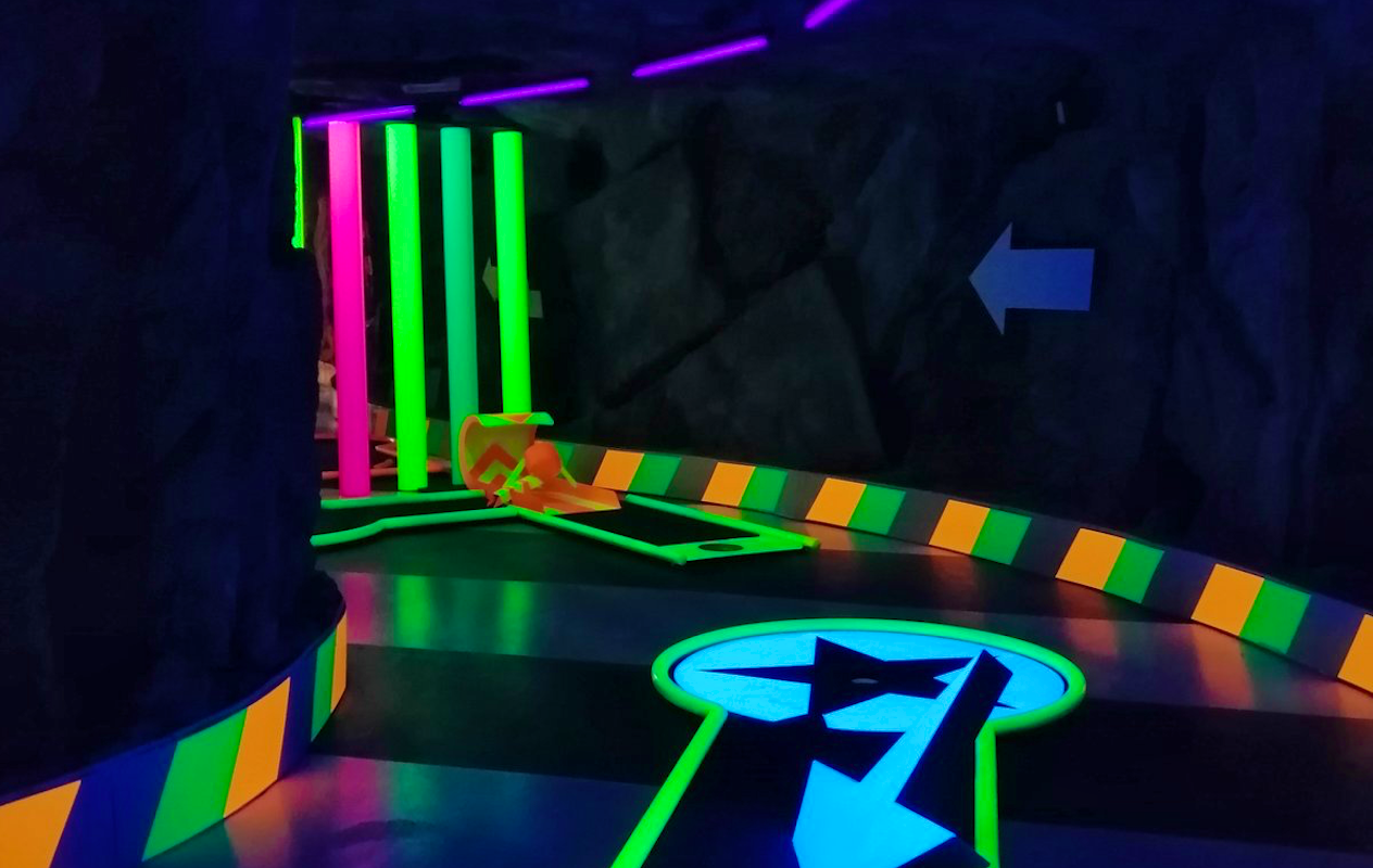Glow minigolf bij Sportiom