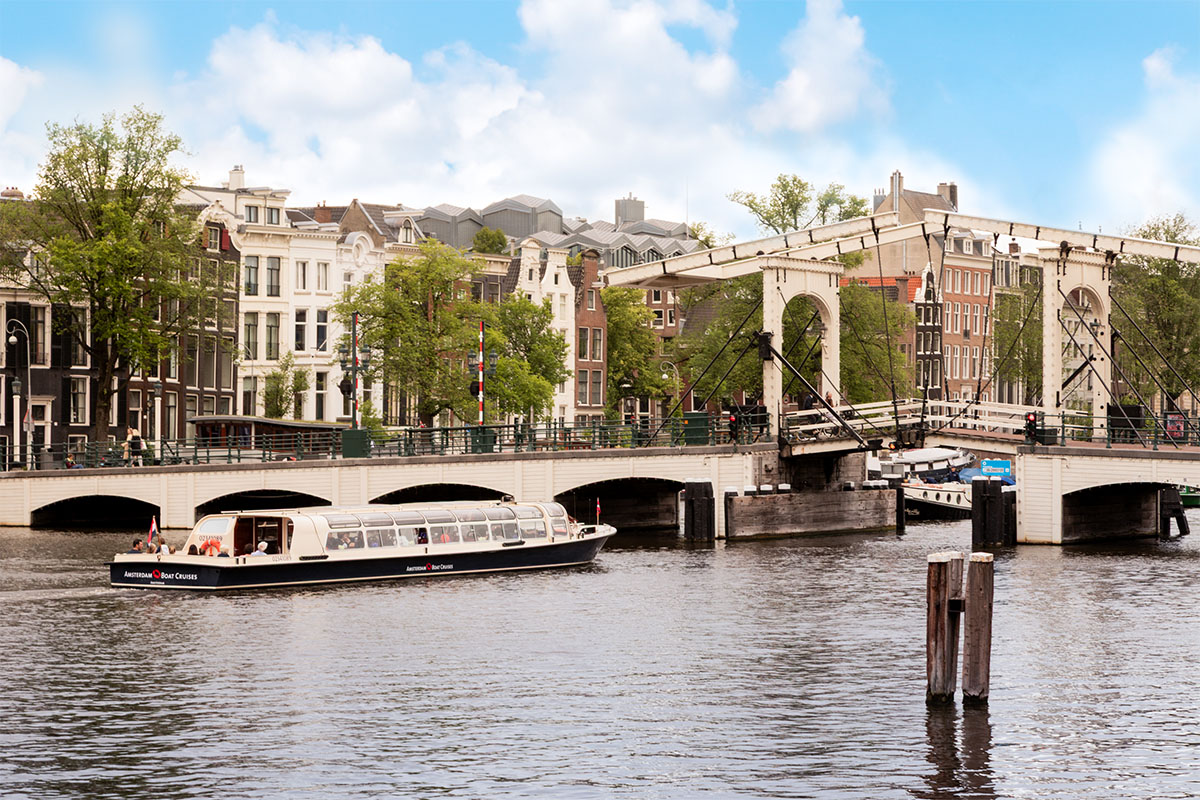 Rondvaart op de grachten in Amsterdam met FEBO-snacks
