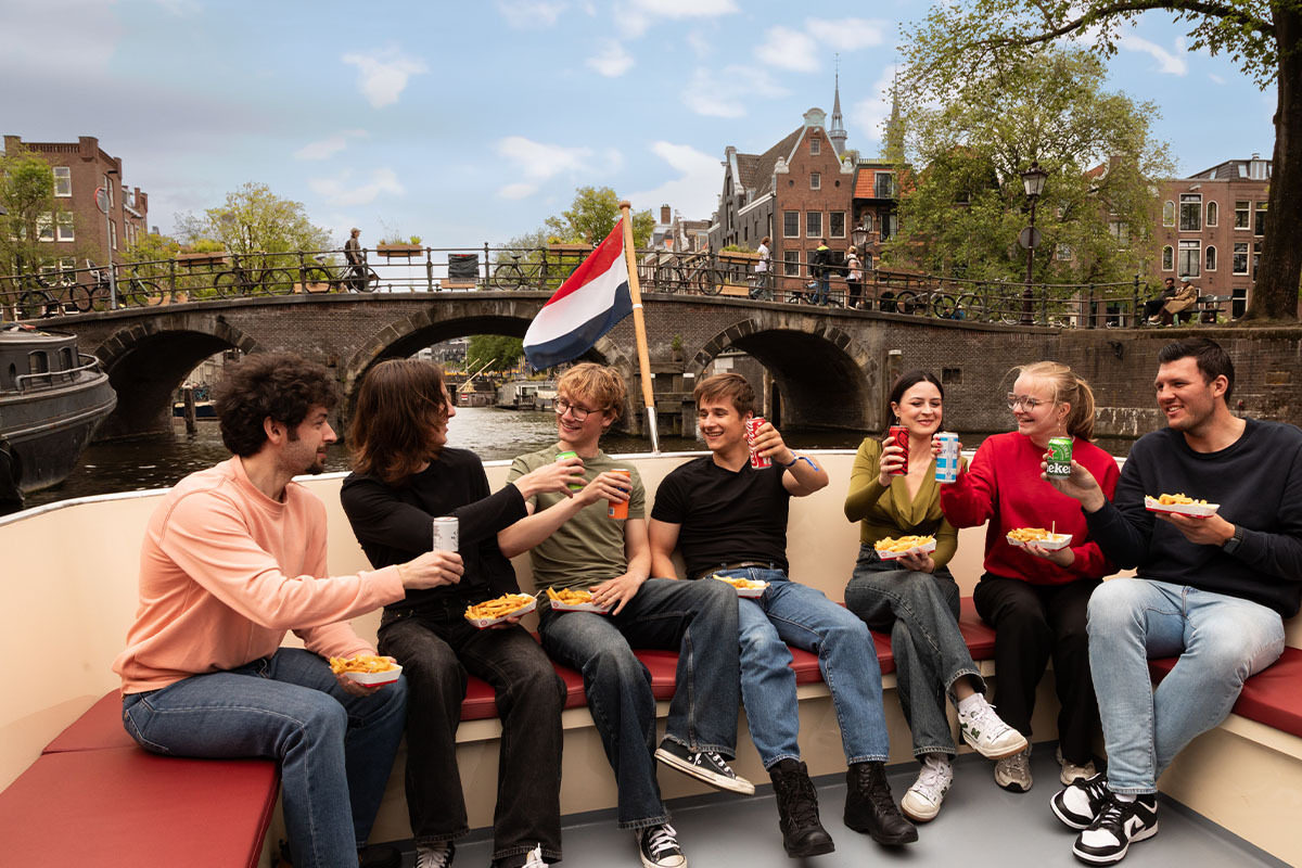 Rondvaart op de grachten in Amsterdam met FEBO-snacks