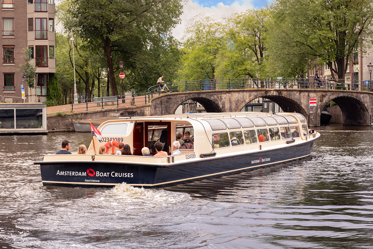Rondvaart op de grachten in Amsterdam met FEBO-snacks